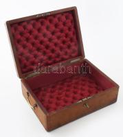 Ékszerdoboz. XX. sz. eleje. Szecessziós. Bőr, réz veretekkel, belül selyem béléssel, eredeti kulccsa...