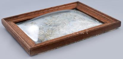 Falikárpit részlet, XVIII. sz. ezüst szállal hímzett (skófium) XIX. sz-i domború üvegű fa keretben 3...