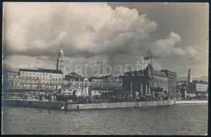 1914 Az S.M.S. Dinara osztrák-magyar Huszár-osztályú romboló az a Rovinj-i kikötőben, civilek várakoznak a fedélzetre lépésre. Fotólap / Black-and-white privately made postcard S.M.S. Dinara is docked at the port of Rovigno (Rovinj), in western Istria. A large group of civilians, including ladies, appear to be waiting to board the destroyer on a visit.