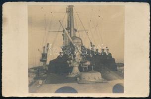 1914 Az S.M.S. Dinara osztrák-magyar Huszár-osztályú romboló legénysége ismerkedik az új Skoda légvédelmi ágyúkkal Fotólap / Black-and-white privately made postcard Officers and seamen familiarize themselves with the new 7-cm, cal 50 Škoda anti-aircraft gun on the aft deck of S.M.S. Dinara in 1917. The man on the right, marked with an X and with binoculars hanging from his neck, is identified on the back as Quartermaster Hans Hölzenbein.