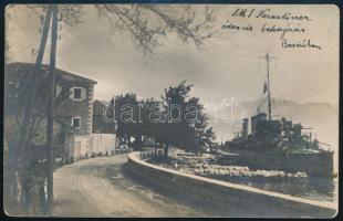 1915 Az S.M.S. Warasdiner osztrák-magyar romboló a Baosicnál vízfelvétel miatt horgonyozva, a kikötőköteleken száradó ruhákkal. Fotólap. / S.M.S. Warasdiner, laundry hanging over her starboard side, is docked by the side of the road in Baošić, just down the road from Kumbor in the Bocche di Cattaro. One suspects scenes such as this must have been rather unusual in the Royal Navy or the German Imperial Navy. The location is given in the message written in Hungarian on the front and back of the card.