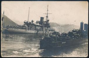 1915 Az S.M.S. Warasdiner osztrák-magyar romboló elhajózik az S.M.S. Monarch előtt, és a két hajó legyénsége tiszteleg egymásnak. Fotólap. / Black-and-white photo postcard. With their crews standing at attention, S.M.S. Warasdiner sails past S.M.S. Monarch, anchored in the Bocche di Cattaro. A most interesting photograph capturing the Old-World courtesies the k.u.k. Kriegsmarine unfailingly observed.