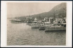 1915 Az S.M.S. Warasdiner, Turul és Wildfang osztrák-magyar rombolók horgonyoznak Cattaronál. Eredeti régi fotó, modern kartonon 12x9 cm / It shows S.M.S. Turul, Warasdiner, and Wildfang docked side by side at the Bocche di Cattaro. According to the notation on the back, S.M. Tb.79T is the ship visible behind S.M.S. Wildfang.