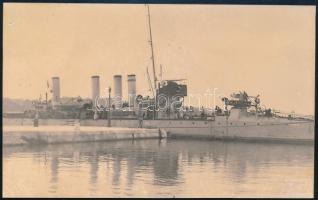 cca 1916 Az S.M.S. Pandur.Huszár osztályú romboló a polai kiktőben. A legénység tagjai a szárazföldön kötik a kábeleket a kapaszkodókhoz, míg mások a hajóról figyelik, vagy végzik a dolgukat A hajót a Ganz Danubius fiumei gyárában építették. Fotó 15x9 cm. /  Original black-and-white photograph of S.M.S. Pandur at the dock in Pola. Crewmembers are tying the cables to the capstans on land while others watch from the ship or go about their chores. Excellent starboard side view affording a good view of the forward torpedo launcher and gun. The portside 7-cm gun, which in the next photograph is equipped with a shield, stands unprotected in this card. 15x9 cm