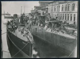 Az S.M.S. Kormoran és az S.M.S. Velebit osztrák-magyar hadihajók a Ganz Danubius fiumei kikötőjében az 1909-es elkészültük után. Régi fotó modern nagyítása 18x13 cm / Large modern reproduction from an original negative showing S.M.S. Velebit and the torpedo boat S.M.S. Kormoran tied to the dock in the Danubius outfitting basin in 1909. Clear, sharp photograph showing S.M.S. Velebit in great detail shortly before she was commissioned on December 31, 1909. S.M.S. Kormoran went into service three months later.