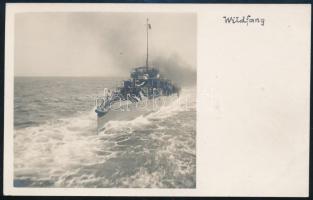 Az S.M.S. Wildfang osztrák-magyar hadihajó. Fotólap / Black-and-white photo postcard showing S.M.S. Wildfang, probably during prewar days, sailing almost straight towards the camera. Officers can be seen in the bridge and two sailors are holding on to cables on the duck-back foredeck.