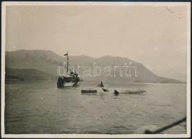 Az S.M.S. Turul osztrák-magyar hadihajó egy tengerbe zuhant német repülőgépet készül vontatni. Fotó 10x7 cm / S.M.S. Turul makes ready to tow a downed aircraft. Photo 10x7 cm