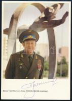 Alekszej Arhipovics Leonov (1934-2019) szovjet űrhajós autográf aláírása őt ábrázoló képen 14x21 cm / Autograph signature of Alexei Leonov (1934-2019) Soviet astronaut, on image 14x21 cm