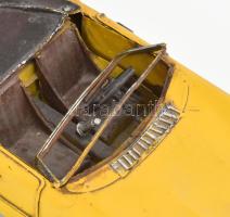 Sárga fém autómodell, letört szélvédővel, 29x12 cm