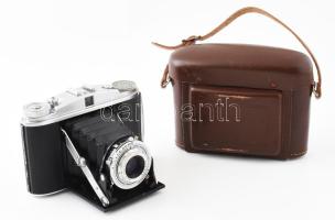 cca 1950-1960 Agfa Isolette II harmonikás fényképezőgép, jó állapotban, bőr tokkal / Vintage German folding camera, in good condition, with leather case