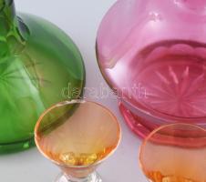 cca 20.sz. első fele, Parád, 7 darab színezett italos üveg és pohár tétel, 3 db italos üveg dugóval,...