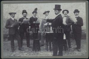 cca 1910-1920 Kalapos férfitársaság humoros csoportképe, keményhátú fotó, jó állapotban, 16,5x11 cm