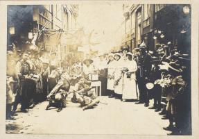 Az Andrássy, Odelsachi és Esterházy családok tagjait ábrázoló fotók, némelyik feliratozva, kiábrándu...