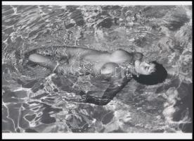 cca 1950 ,,Hárman simogatják: a víz, a szellő és a napsugár", szolidan erotikus felvétel, 1 db modern nagyítás, jelzés nélkül, 15x21 cm