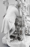 Szerelmi jelenet. Biszkvit fehér porcelán dísz. Formaszámmal jelzett, leveleken kis lepattanással 18...