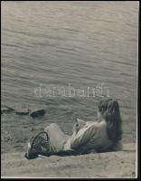 cca 1965 Kriss Géza (?-?) budapesti fotóművész jelzés nélküli, vintage fotóművészeti alkotása (nevesítve a kép tároló tasakja alapján), a néhai FOTÓ újság (1954-1989) archívumából (amely a Lapkiadó Vállalat lapcsaládjához tartozott), ezüst zselatinos fotópapíron, 23x18 cm