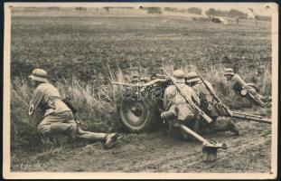 1942 II. világháborús Wehrmacht fotólap (katonák páncéltörő ágyúval), tábori postaként megírva, bélyegzéssel, 14x9 cm