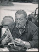 1969 Szabó Ferenc: Bizalmatlanság, 1 db vintage fotóművészeti alkotás, feliratozva, ezüst zselatinos fotópapíron, 24x18 cm