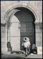 cca 1974 Csigó László budapesti fotóriporter és fotóművész pecsétjével jelzett, vintage fotóművészeti alkotás, ezüst zselatinos fotópapíron, 23x17 cm