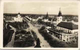 Kecskemét zsinagógával, a Cifra palotával, templommal, ruhabolttal, üvegkereskedéssel és Fuchs Samu áruházával