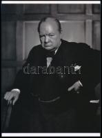 1941 Yousuf Karsh (1908-2002) örmény származású kanadai fotóművész felvétele Winston Churchill-ről, 1 db modern nagyítás a néhai FOTÓ újság (1954-1989) archívumából (amely a Lapkiadó Vállalat lapcsaládjához tartozott), jelzés nélkül, 21x15 cm