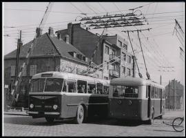 cca 1950 Trolibuszok találkozása egy vasúti átjáróban, 1 db modern nagyítás, jelzés nélkül, 15x21 cm