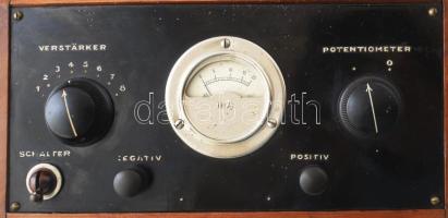 cca 1930 Áramátalakító transzformátor. Német, kopással, fa dobozban, 26x20x15 cm