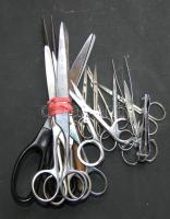 Vegyes fodrász-manikűr tétel, benne: 4db nagy olló, 7db kis olló, 1db körömvágóolló és 1db kézi hajsütővas