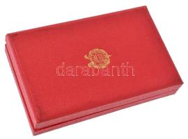 1964. "A Haza Szolgálatáért Érdemérem arany fokozat" műgyantás aranyozott bronz kitüntetés...