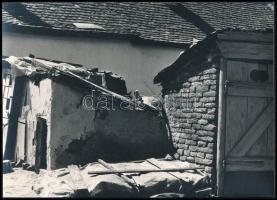 cca 1970 Kalocsai Rudolf (?-?) budapesti fotóművész hagyatékából 1 db vintage fotó feliratozva (Kecskeméti szegény soron), ezüst zselatinos fotópapíron, 17x24 cm