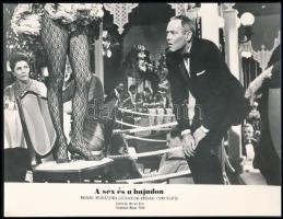 cca 1969 ,,A sex és a hajadon" című amerikai filmvígjáték egy jelenete, 1 db vintage produkciós filmfotó (vitrinfotó, lobbyfotó) ezüst zselatinos fotópapíron, a használatból eredő (esetleges) kisebb hibákkal, 18x24 cm