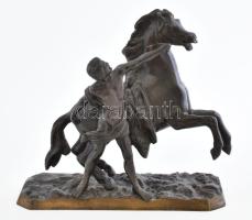 Lófékező. Bronz szobor talapzaton, hiánnyal, 26x12x23 cm. Párdarabjai "Kolozsváry" jelzéssel szerepeltek aukción, jelen darab jelzés nélküli.