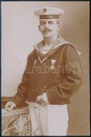 cca 1914 S.M.S. Erzherzog Friedrich. osztrák-magyar hadihajó matrózának fotója pipával és kitüntetésekkel 6x9 cm / sailor from S.M.S. Erzherzog Friedrich. He is standing holding a pipe on his right hand, two medals on his chest.