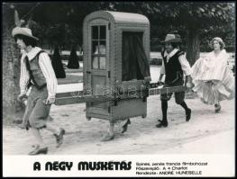 ,,Hat lábú gyaloghintó", 1 db vintage produkciós filmfotó (vitrinfotó, lobbyfotó) ,,A négy muskétás" című francia filmből, ezüst zselatinos fotópapíron, a használatból eredő (esetleges) kisebb hibákkal, 18x24 cm