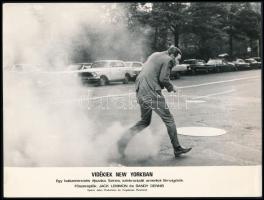 ,,Nagyvárosi sünDörgő", 1 db vintage produkciós filmfotó (vitrinfotó, lobbyfotó) ,,Vidékiek New Yorkban" című amerikai filmből, ezüst zselatinos fotópapíron, a használatból eredő (esetleges) kisebb hibákkal, 18x24 cm