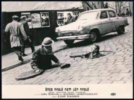 ,,Szomszéd, magánál is büdös van?", 1 db vintage produkciós filmfotó (vitrinfotó, lobbyfotó) ,,Öreg rabló, nem vén rabló" című szovjet filmből, ezüst zselatinos fotópapíron, a használatból eredő (esetleges) kisebb hibákkal, 18x24 cm