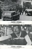 ,,Csatár pácban" című francia filmvígjáték jelenetei és szereplői, 7 db produkciós filmfotó (vitrinfotó, lobbyfotó) nyomdatechnikával sokszorosítva kartonpapírra, egyoldalas nyomással, a használatból eredő (esetleges) kisebb hibákkal, 18x24 cm