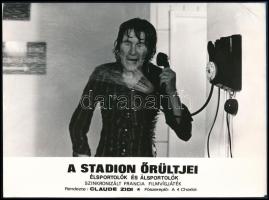 ,,Amikor egy telefonhívás hideg zuhanyként éri az embert", 1 db vintage produkciós filmfotó (vitrinfotó, lobbyfotó) ,,A stadion őrültjei" című filmből, ezüst zselatinos fotópapíron, a használatból eredő (esetleges) kisebb hibákkal, sarkán törésvonal, 18x24 cm