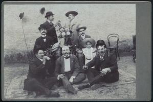 cca 1910-1920 Kalapos férfitársaság humoros csoportképe, keményhátú fotó, jó állapotban, 16,5x11 cm