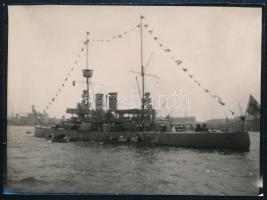 cca 1914 S.M.S. Babenberg feldíszített osztrák-magyar hadihajó magas rangú vendég fogadására előkészítve. Fotó 12x9 cm / A bedecked S.M.S. Babenberg, flying an admiral's pennant from its aft pole, welcomes a high-ranking naval officer on board at Pola. The visitor's launch is alongside the battleship's portside and the welcoming committee is lined up on deck, ready to pipe him on board.