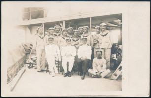 cca 1914 S.M.S. Babenberg osztrák-magyar hadihajó kapitánya és legénysége. Fotólap / The captain, two officers, and a large group of sailors of S.M.S. Babenberg pose for the camera.