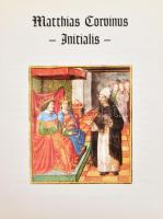 Varga Domokos: Matthias Corvinus - Initialis. (Minikönyv). Bp., é.n., Grand Hotel Corvinus Kempinski. Magyar, német és angol nyelven. Kiadói bársonykötés. Számozott (3019.) példány.