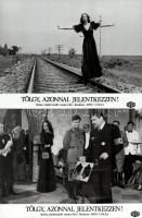 cca 1973 ,,Tölgy, azonnal jelentkezzen!" című román film jelenetei és szereplői, 17 db vintage produkciós filmfotó (vitrinfotó, lobbyfotó) ezüst zselatinos fotópapíron, a használatból eredő (esetleges) kisebb hibákkal, 18x24 cm