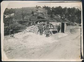 1917 I. világháború, életkép a frontról, osztrák sajtófotó, a hátoldalon feliratozott, pecséttel jelzett, sérült, ragasztott, 16x11,5 cm