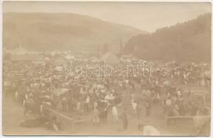 Ismeretlen erdélyi (?) település, állatvásár, piac / Transylvanian folklore, cattle market. photo (EK)