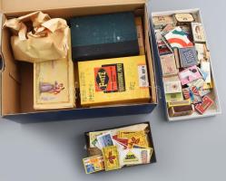 Nagy mennyiségű gyufacímke dobozokban, tasakokban, kis berakóban, hozzá gyufásdobozok is