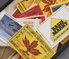 Nagy mennyiségű gyufacímke dobozokban, tasakokban, kis berakóban, hozzá gyufásdobozok is