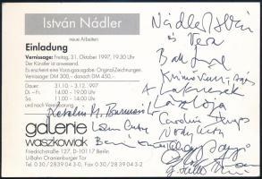 1997 István Nádler neue Arbeiten. Berlin, Galerie Waszkowiak. Kiállítási kártya méretű kiállítási meghívó.   Rajta Nádler István (1938-) és felesége (Vera), Bak Imre (1939-2022), Lakner László (1936-) festőművész, és fia Lakner Antal (1966 - ) képzőművész, Tolnay Sándor/Alexander Tolnay (1944-) festőművész, művészettörténész, G. Heller Zsuzsa (1953) keramikus, Gábor Áron (1954 - ) képzőművész és mások aláírásaival.