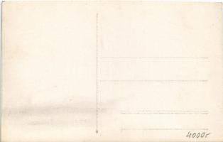 Kolozsvár, Cluj; érkezők a pályaudvaron, vasútállomás, vonat / railway station, train. photo (vágott...