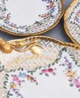 Herend Fehér pralinékínáló garnitúra. Kézzel festett, aranyozott, háncsnyomott peremrésszel díszítet...